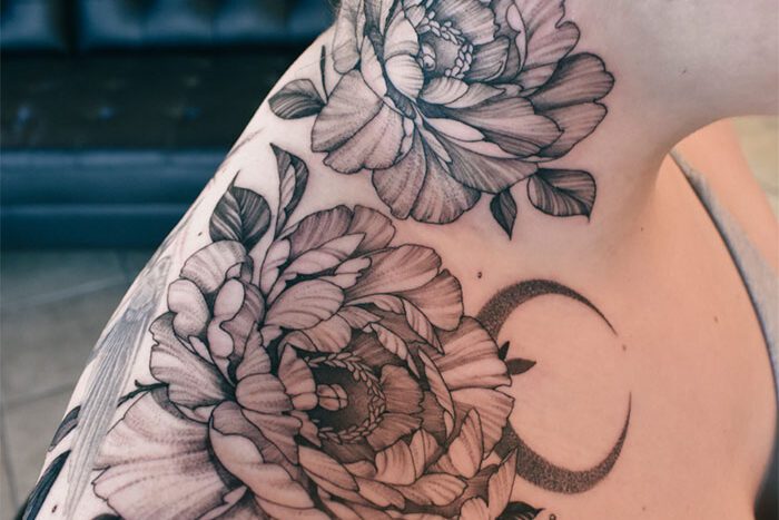 Flowers tattoo by Carolane Veillet